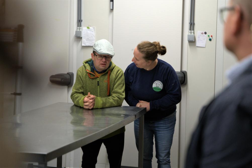 Het Nijswolkje ontving de pers om te tonen hoe een zorgboerderij in zijn werk gaat. Ann gaf samen met een van de zorggasten uitleg.