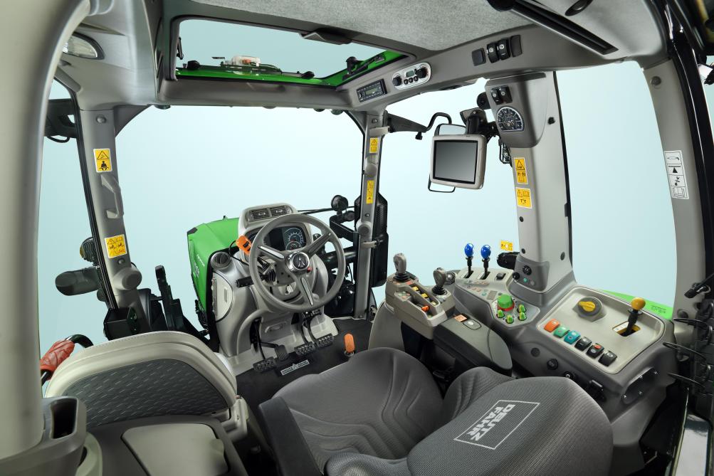 Zicht in de MaxVisionPlus-cabine in uitvoering met RV-shift transmissie.