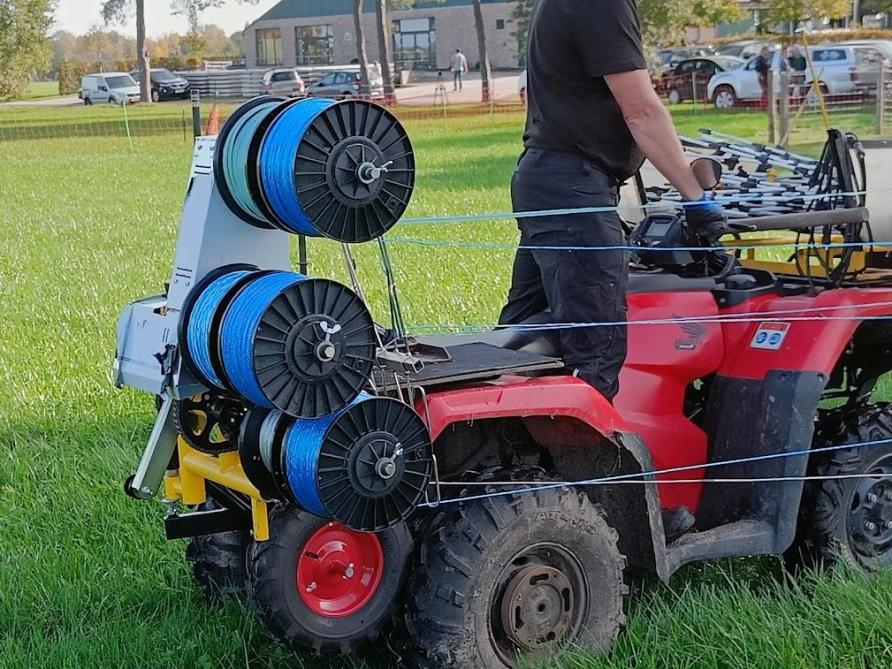 Hier werd een draadspansysteem gemonteerd op een quad.