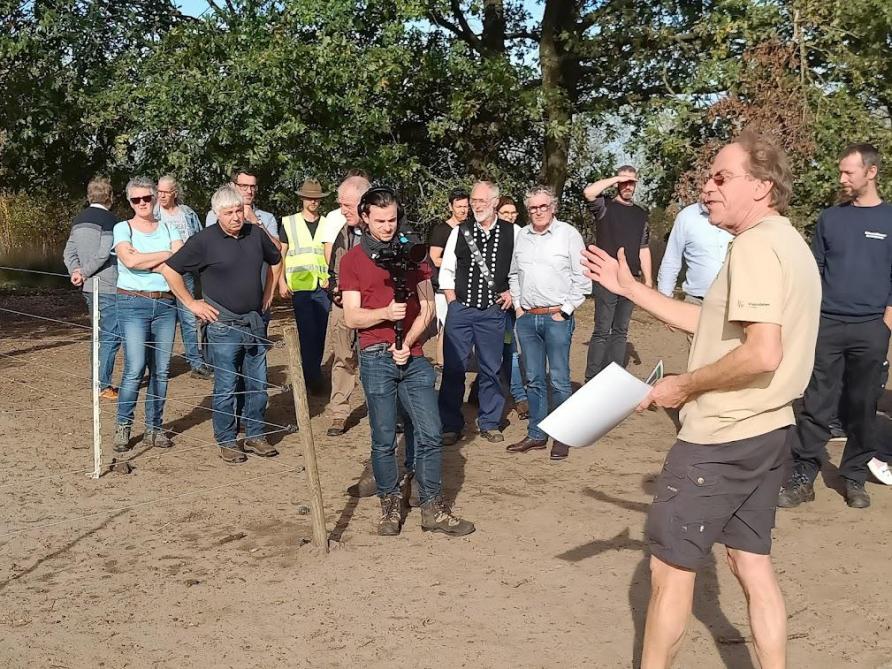 Tijdens de praktijkdag werden wolvenwandelingen georganiseerd onder leiding van de boswachter.