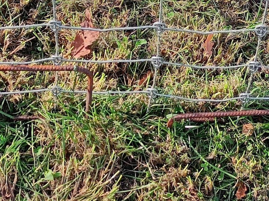 Ijzeren beugels inslaan om ondergraven te voorkomen