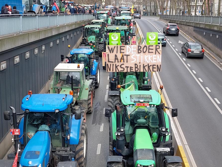 Tractoren vanuit heel Vlaanderen palmden Brussel in. De stad werd lamgelegd.
