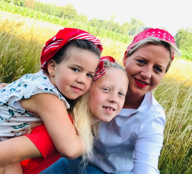 Emelie en haar dochters dragen met trots hun boerensjaaltje.