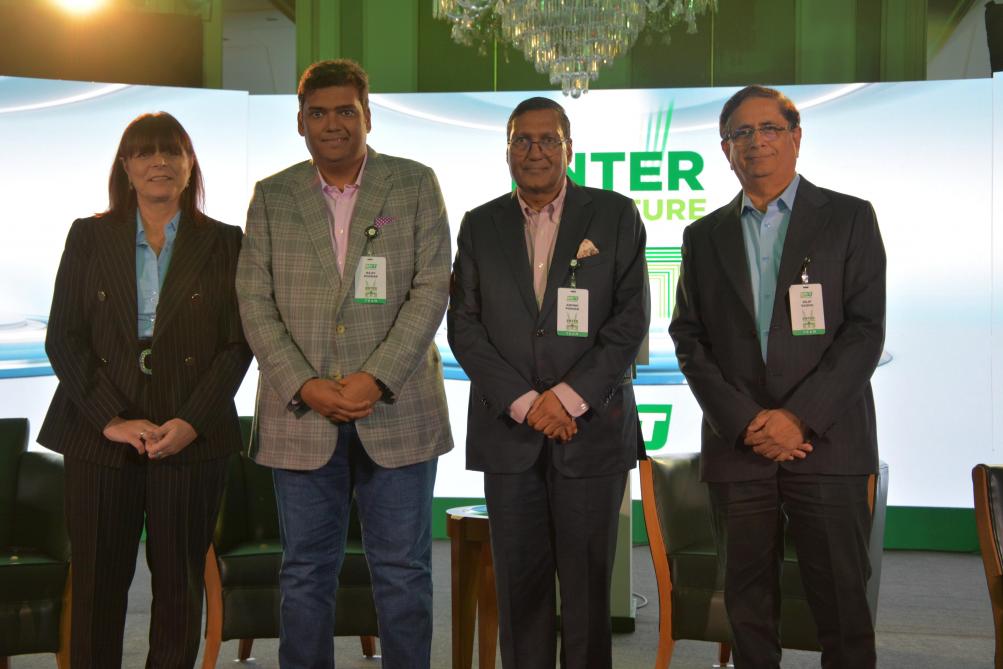Van links naar rechts: Lucia Salmaso, Managing Director van BKT Europe, Rajiv en Arvind Poddar, Adjunct-Algemeen Directeur en Algemeen Directeur van BKT, en Dilip Vaidya, Chief Technology Officer.