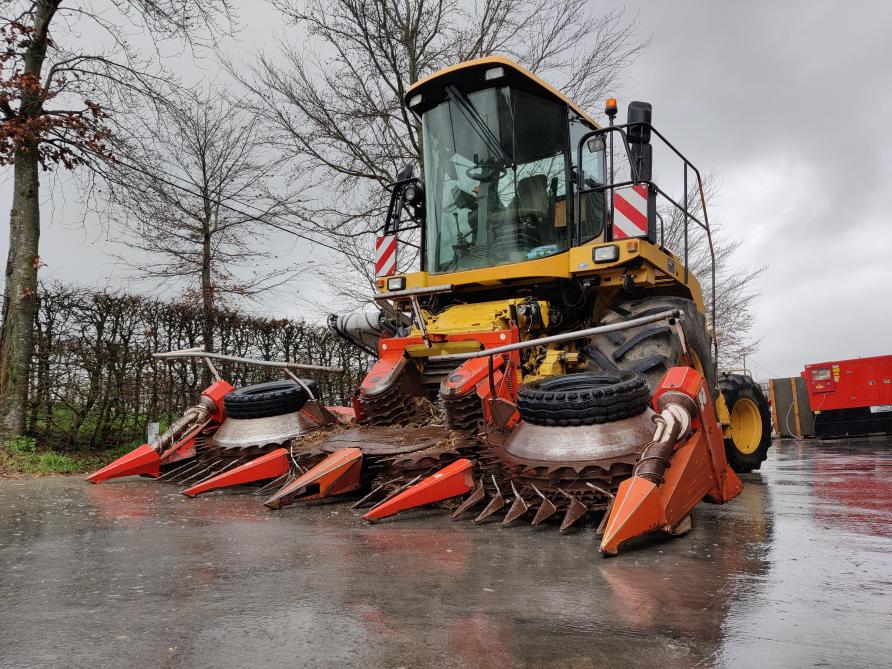 De hennepoogstmachine is in feite een aangepaste oude maïsoogstmachine.