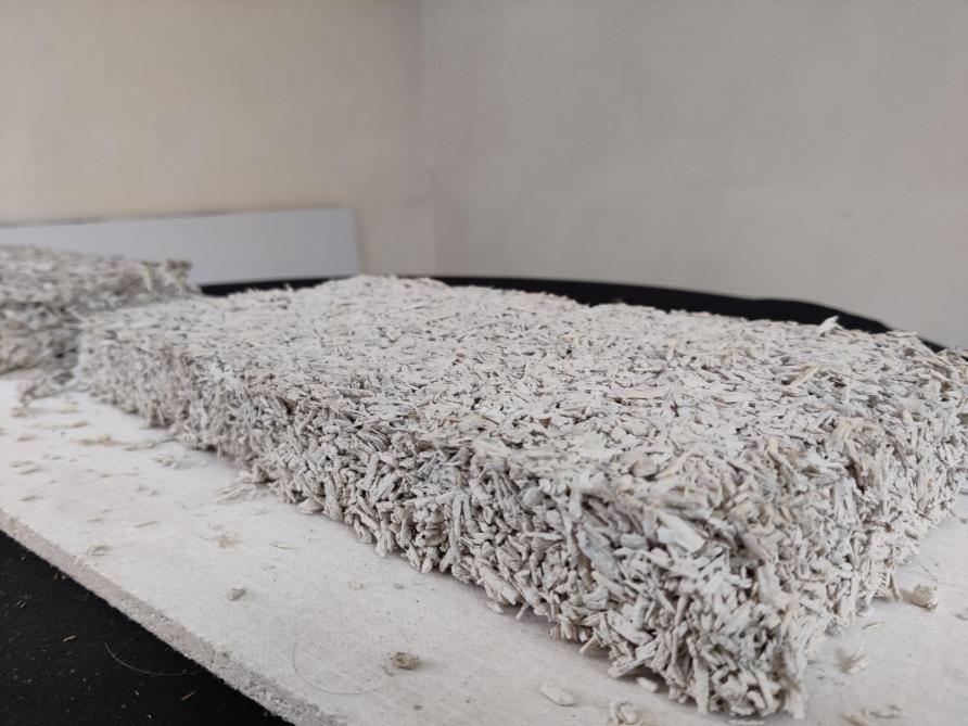 De scheven worden in EXIE verwerkt tot kalkhennep, de CaNaDry