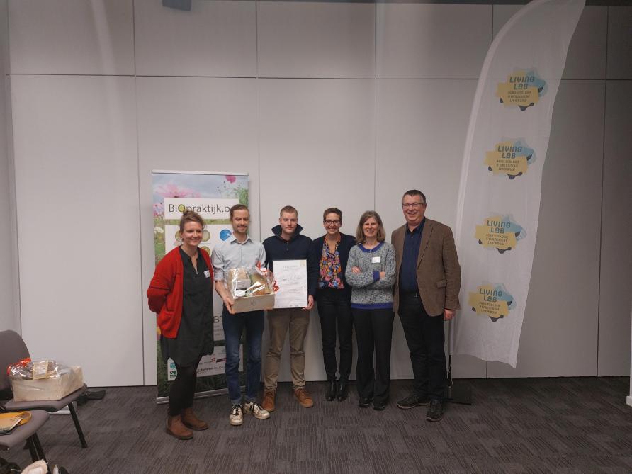 Eerder dit jaar won Jasper Van Opstal (derde van links op de foto) de thesisprijs ‘Biologische en agro-ecologische landbouw en voeding’.