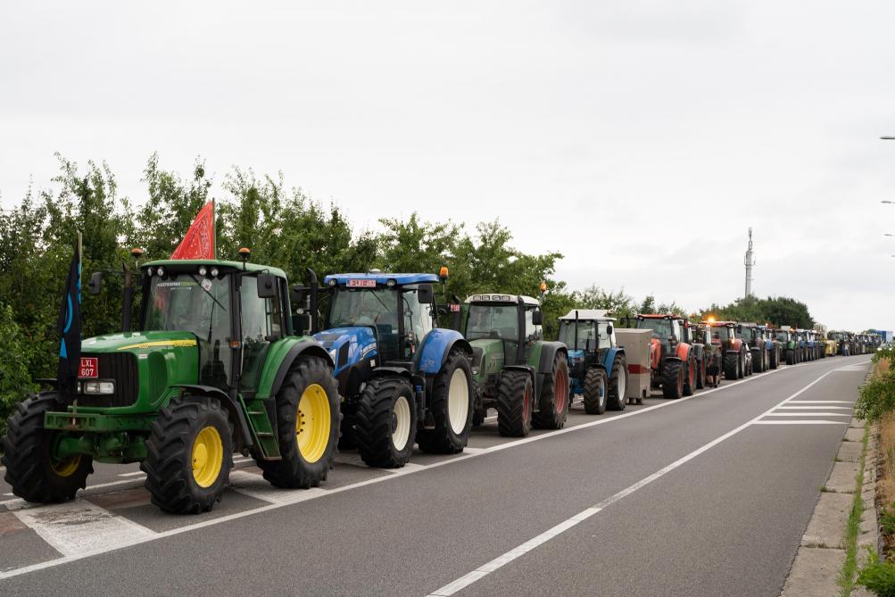 Meer dan 70 tractoren trokken richting de minister van Landbouw die halt hield in Retie.