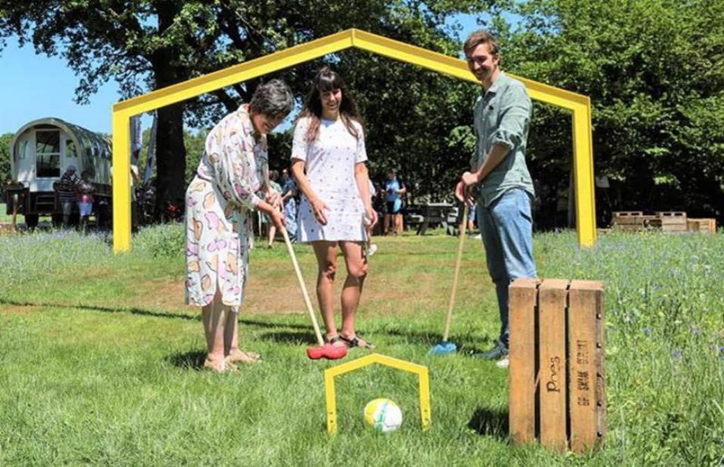 Gedeputeerde Kathleen Helsen en architecten Hannah De Vidts en Floris Vincke spelen klompjesgolf, mét miniatuur Gestalten als poortjes.