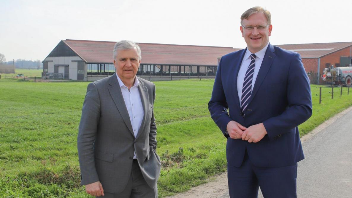CEO Jan Anker (rechts) en Luc Van Hoe, directeur Melkzaken: “Melkveehouders zullen op een duurzame manier moeten ondernemen.
