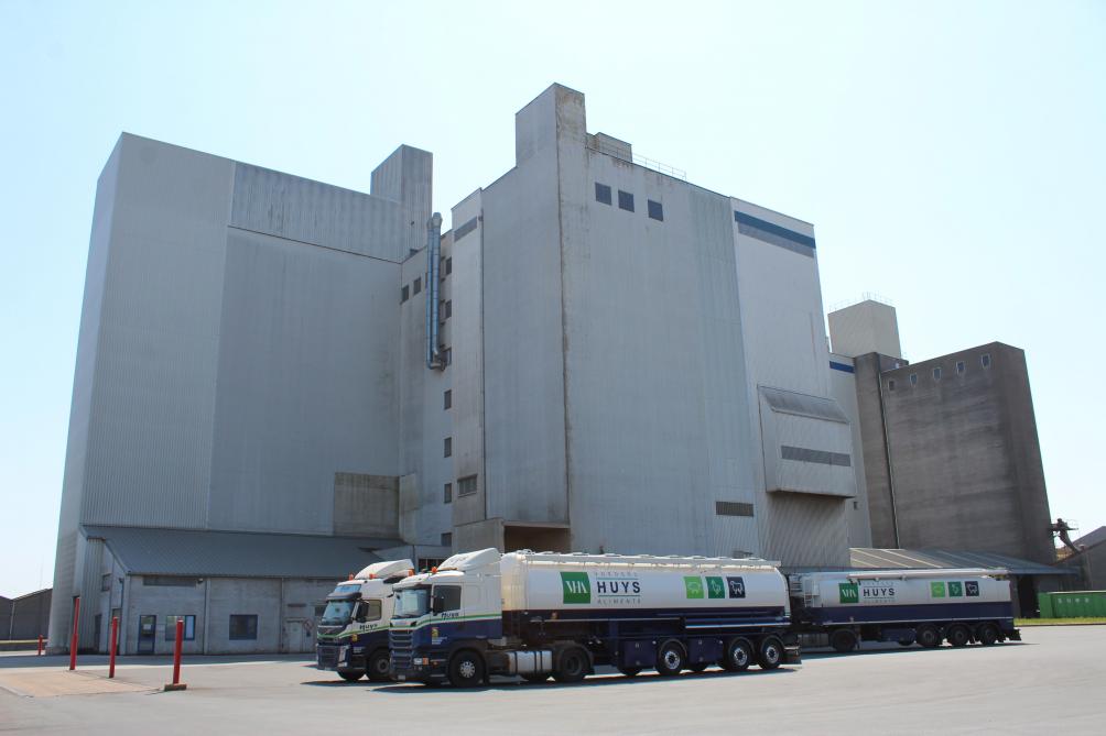 Mengvoeders Huys produceert voeders voor kippen, varkens en rundvee.