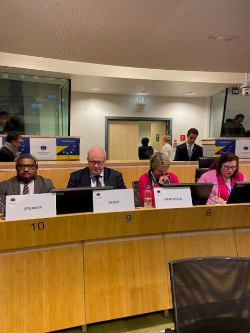 Marc Ballekens (2de van links) naast Joke Schauvliege tijdens een zitting van het comité:’Voedselglobalisme maakt hier stilaan plaats voor een streven naar voedselsoevereniteit.‘
