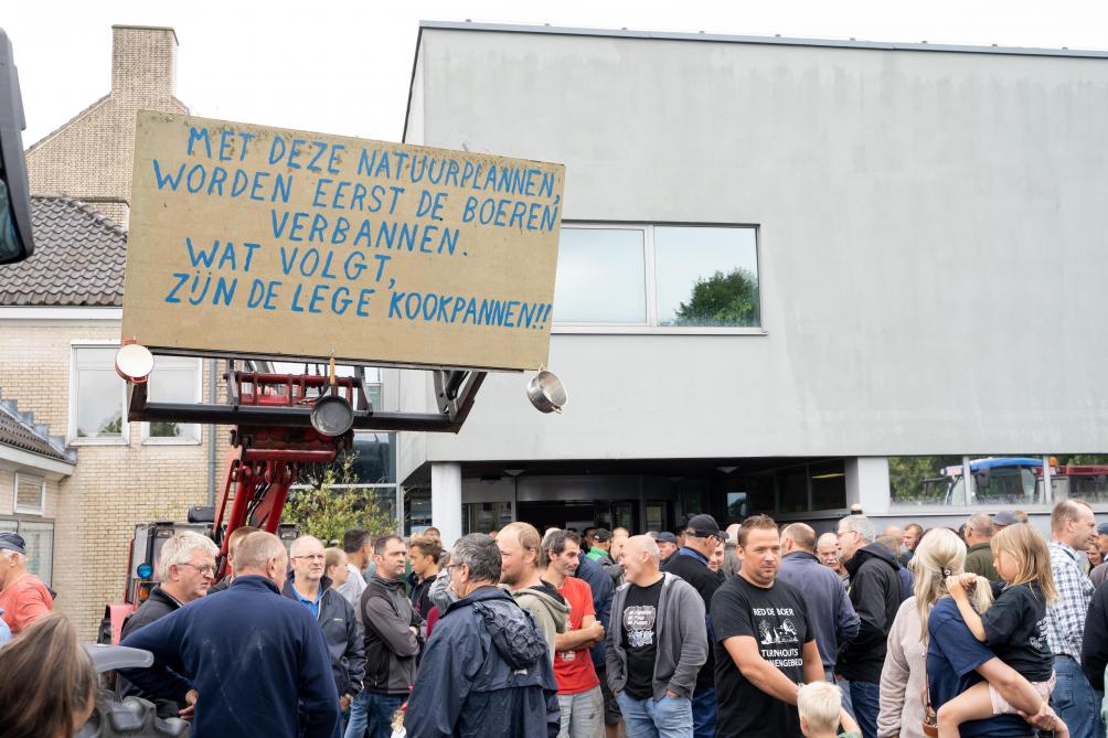 Ook buiten het gemeentehuis stonden nog heel wat boeren om de actie te steunen.