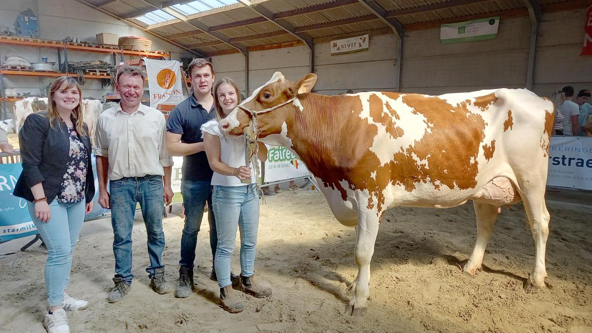 Het kampioenslint ‘jonge koeien’ ging naar Jordy-dochter Okkie van Geert Vander Meulen.