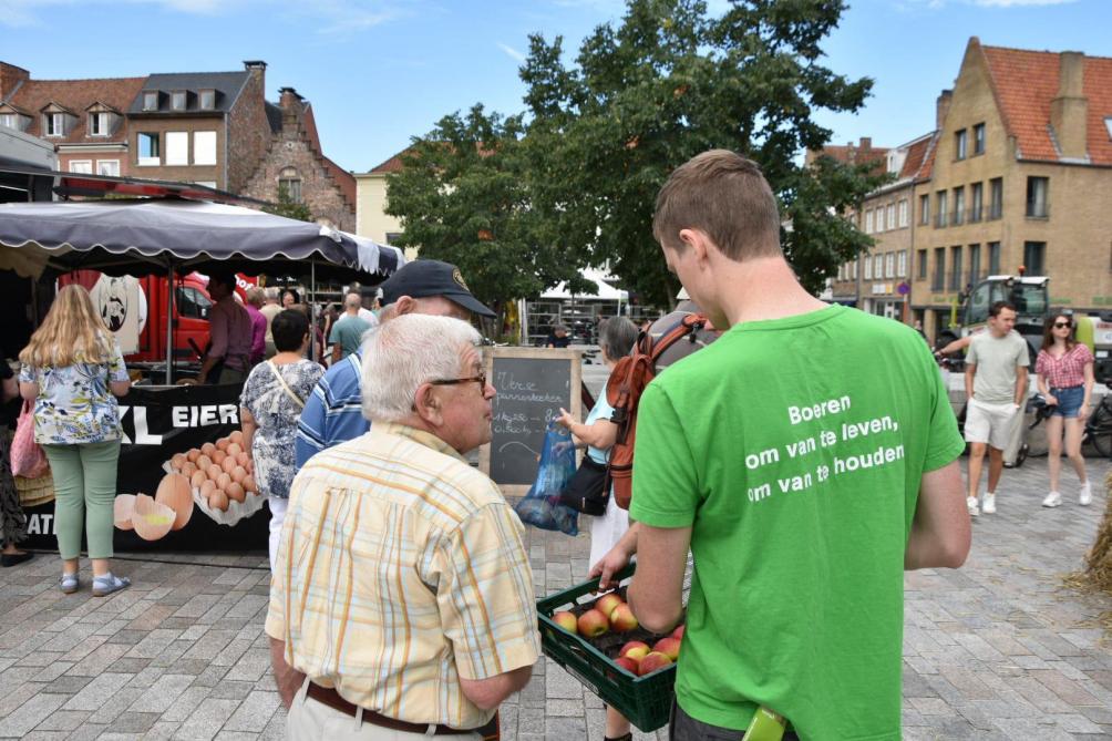 Er werden appels uitgedeeld en uitleg gegeven hoe jonge boeren zorgen voor mooie Vlaamse landschappen.