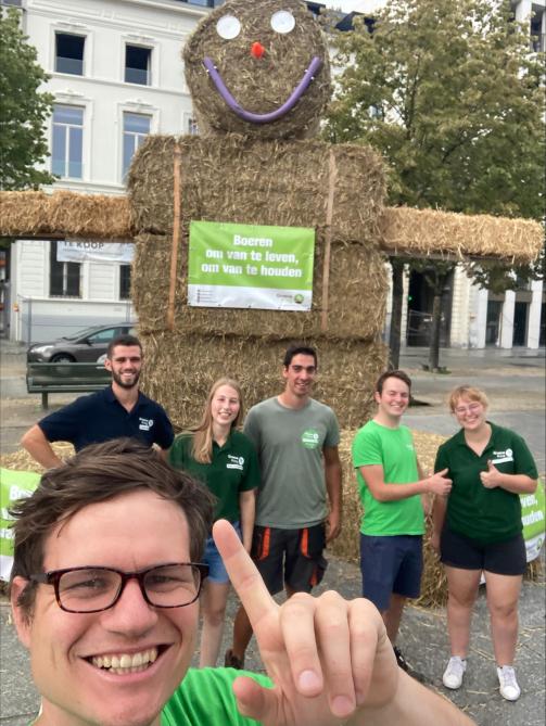 We moeten jonge boeren koesteren en mogen trots op ze zijn. Daarom zetten we Vlaanderen vol stropoppen”, zegt Bram Van Hecke, nationaal voorzitter van Groene Kring.