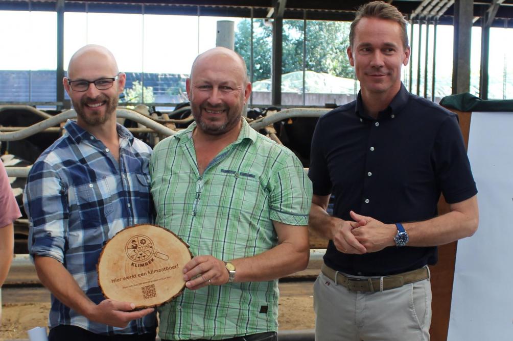 Niels en Erik Keereman (vanaf links) krijgen felicitaties van Vlaams minister van Landbouw Jo Brouns (rechts).
