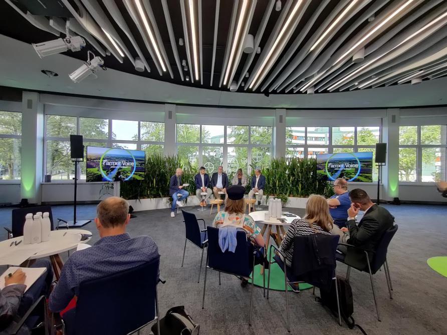 Bayer gaf een onderzoeksbureau, Kekst CNC, de opdracht om onafhankelijk wereldwijd 800 boeren te ondervragen naar de impact van klimaatverandering op hun bedrijf.
