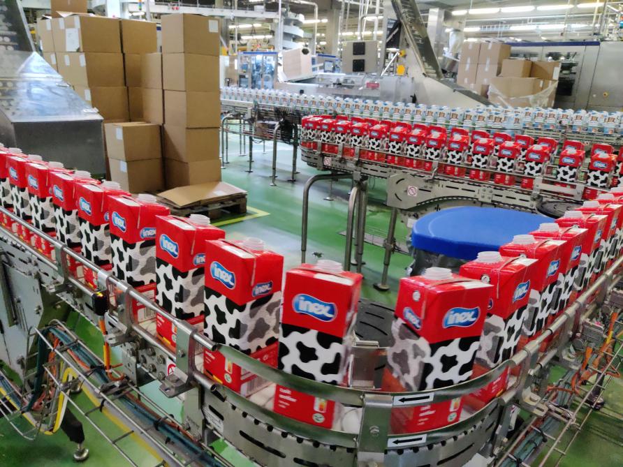 Een groot deel van de melk wordt verpakt in drankkartons en dit in verschillende formaten van 200 ml tot 1 l.