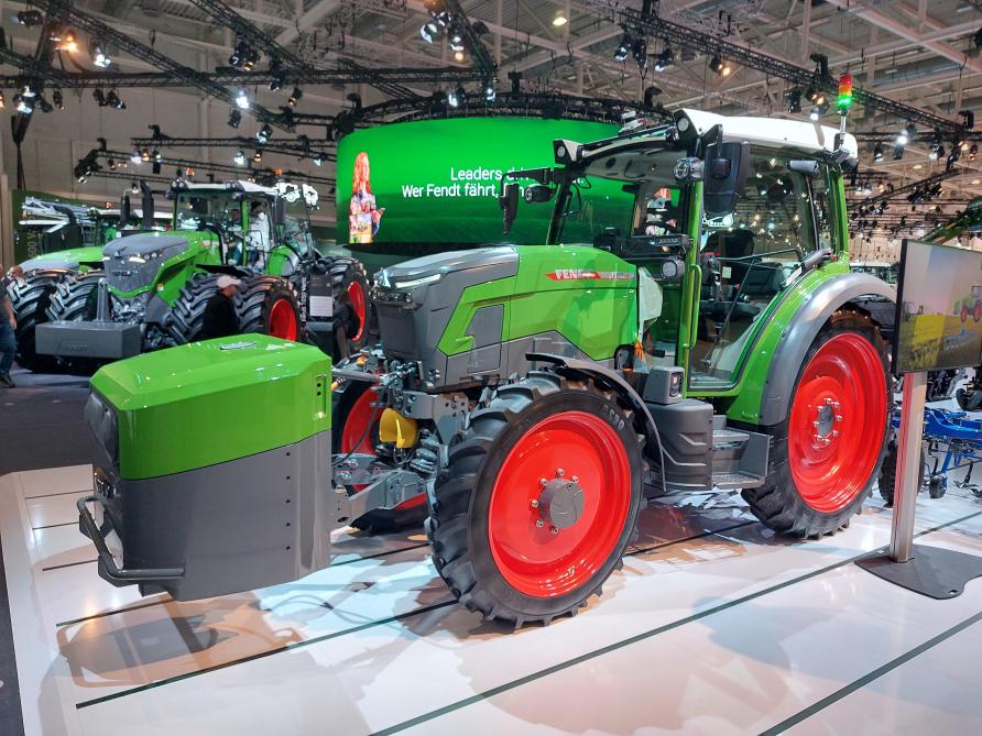 De Fendt e107 batterij-aangedreven tractor met ‘range extender’ in de fronthef.
