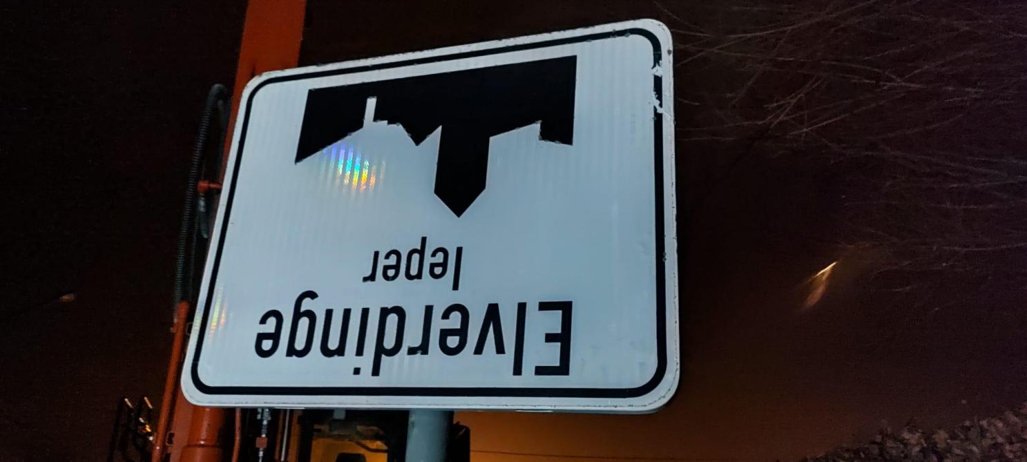In Ieper werden de borden snel terug recht gehangen uit veiligheidsoverwegingen.