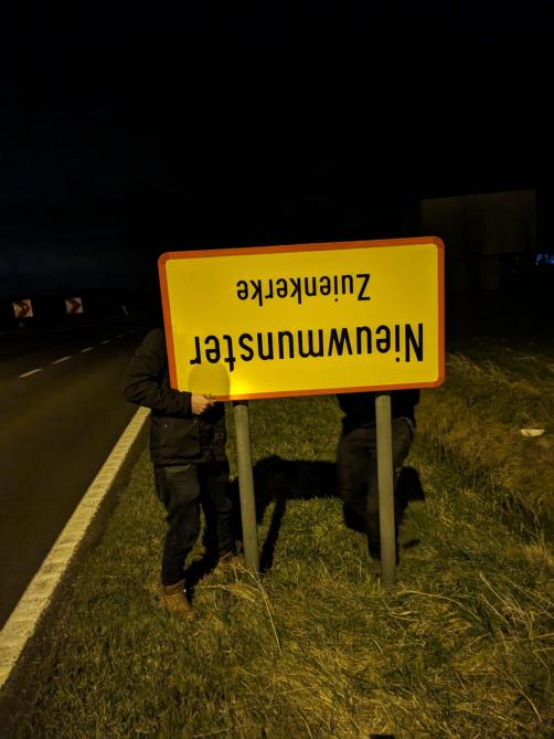 Zowel in de nacht van donderdag op vrijdag, als in het weekend, werden er naamborden omgedraaid.