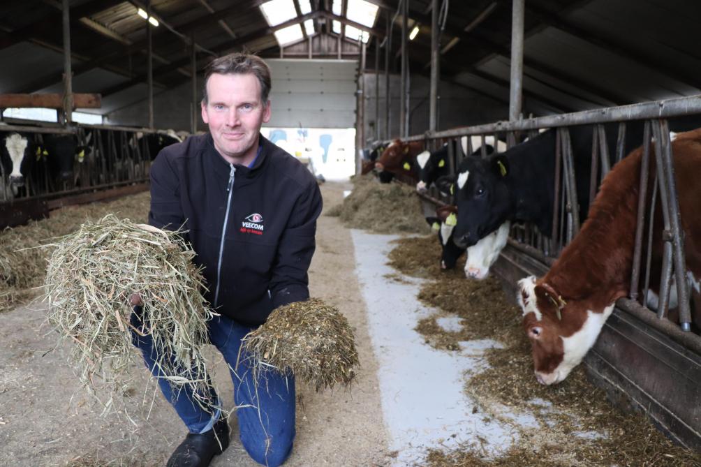 De familie De Lange werkt samen met 2 bio-akkerbouwers. Om het bedrijf met 110 stuks melkvee goed te kunnen laten draaien, kopen ze jaarlijks zo’n 150 ha gras aan.