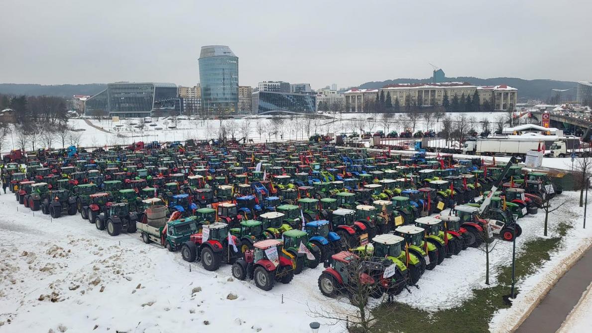 De honderden tractoren komen de hele dag lang op ordelijke wijze aan in Vilnius.