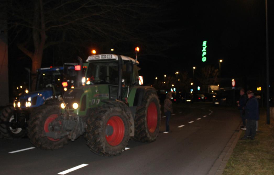 Met enkele tractoren werd de uitrit van de parking van de Expo in Roeselare versmald zodat de minister niet naar huis kon zonder de landbouwers te woord te staan.