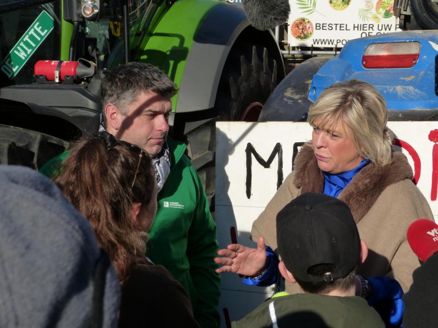 Tijdens de protestactie ging europarlementslid Hilde Vautmans (Open Vld) in gesprek met ABS en de aanwezige landbouwers.