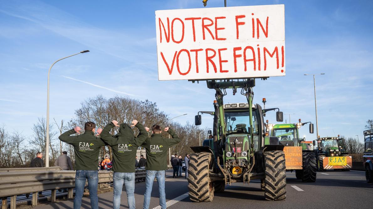 Landbouwers blokkeren de verkeerswisselaar van Daussoulx (Namen).