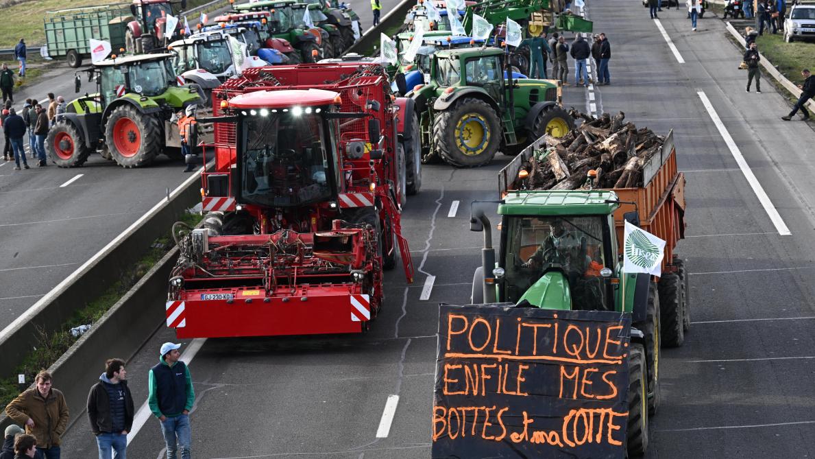 Franse landbouwers manifesteren op snelwegen richting Parijs.