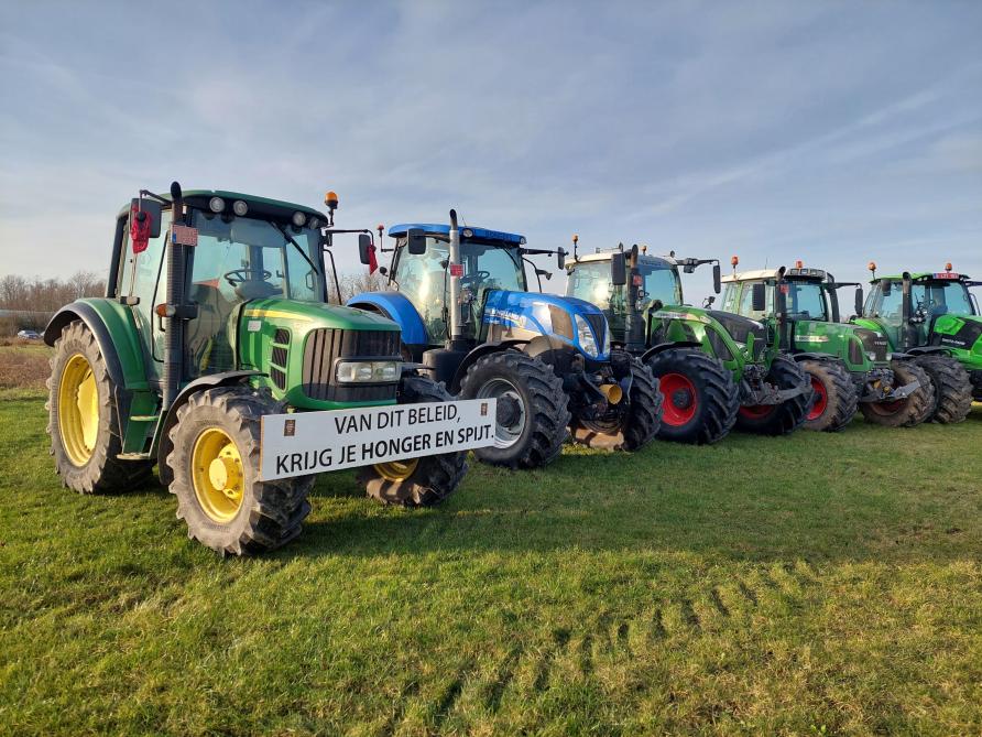 Ongeveer 60 tractoren waren aanwezig op de spontane actie bij de voorstelling van het Landbouwrapport in Kinrooi.