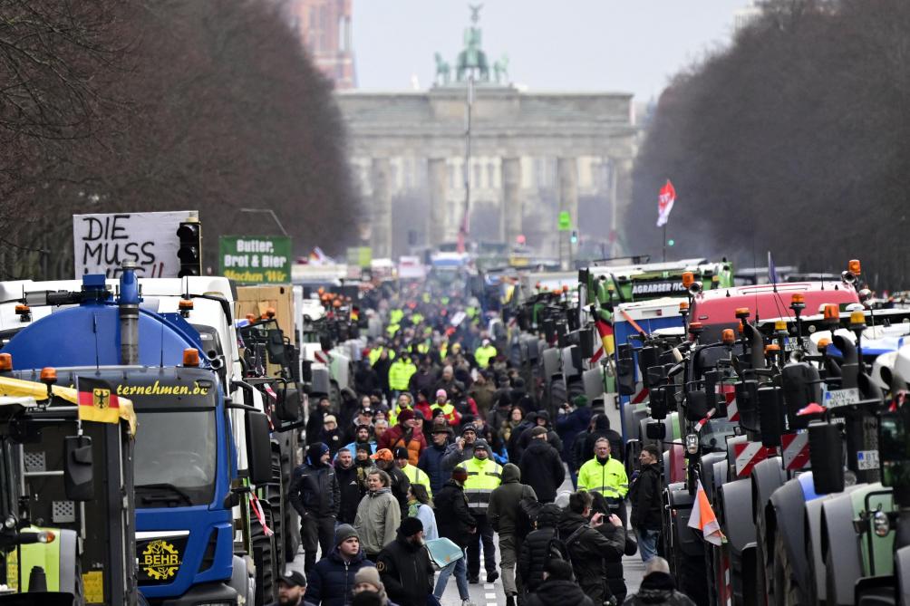 Enkele tienduizenden betogers en zo’n 6.000 landbouwvoertuigen verzamelden zich op maandag 15 januari aan de Brandenburger Tor in Berlijn. Het hoogtepunt van de Duitse boerenprotesten tot nu toe.