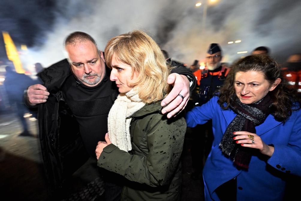 Waals minister van Omgeving Céline Tellier (Ecolo) moet maandagavond 29 januari onder politiebegeleiding de blokkade in Daussoulx verlaten. Gemoederen waren verhit geraakt, waarna enkele boze actievoerders haar wilden tegenhouden.