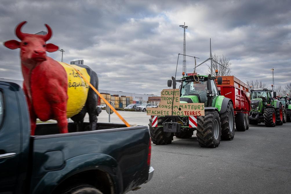 Boeren blokkeren de toegang naar een distributiecentrum van Colruyt in Gellingen (Henegouwen).