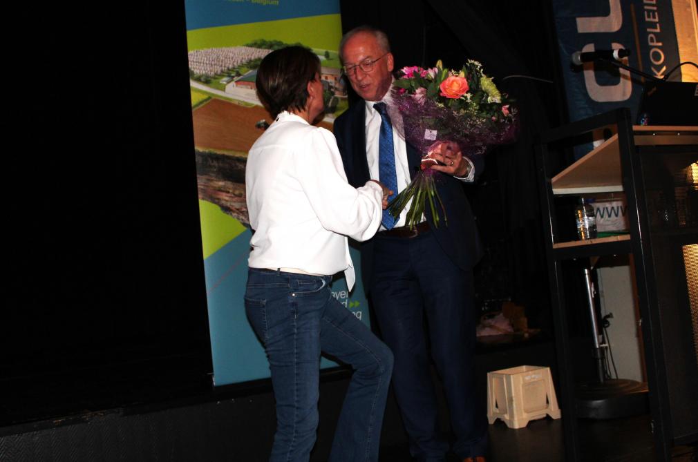 Bloemen voor de echtgenote van Marc Ballekens van Marnic Demeulemeester, burgemeester van Oudenaarde.