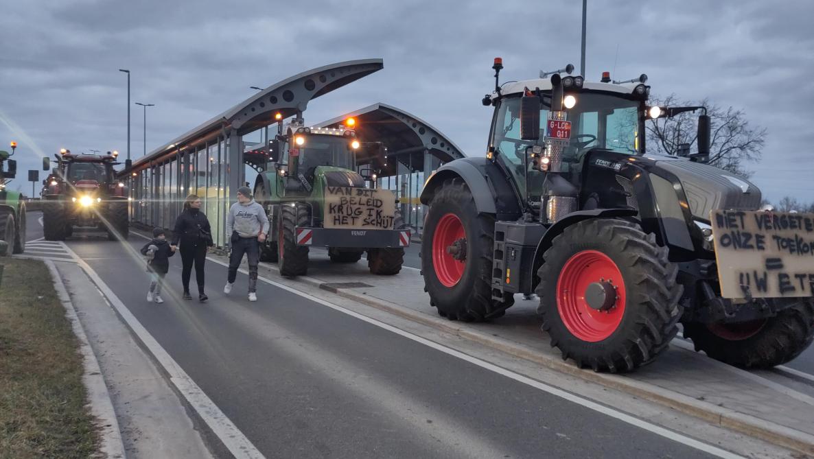 Tractoren blokkeren 2 rotondes in Kampenhout-Sas, Vlaams-Brabant.