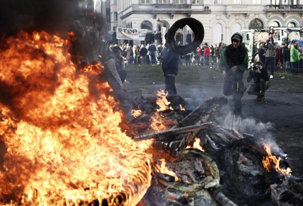 Boze boeren zetten banden en paletten in brand op het Luxemburgplein.