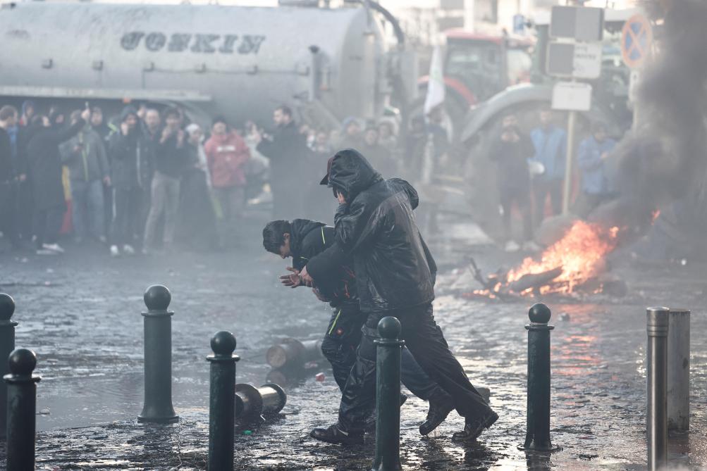 De politie zet traangas in tegen actievoerders tijdens de demonstratie op het Luxemburgplein in Brussel.