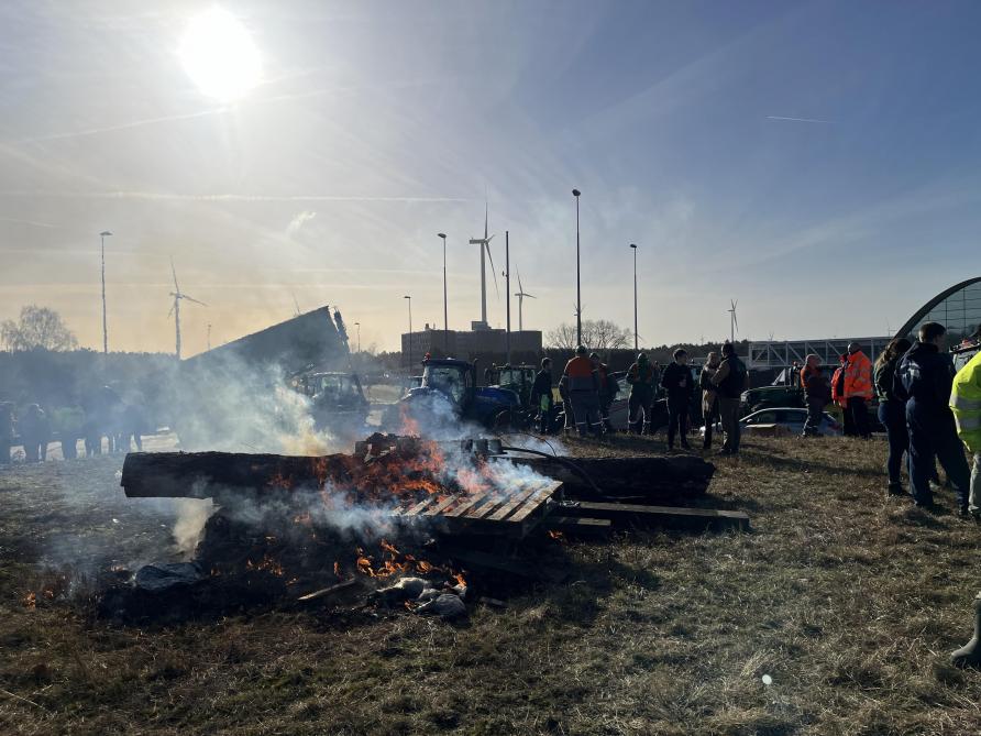 Boeren protesteren voor staalverwerkingsbedrijf Acelor-Mittal in de Gentse haven.