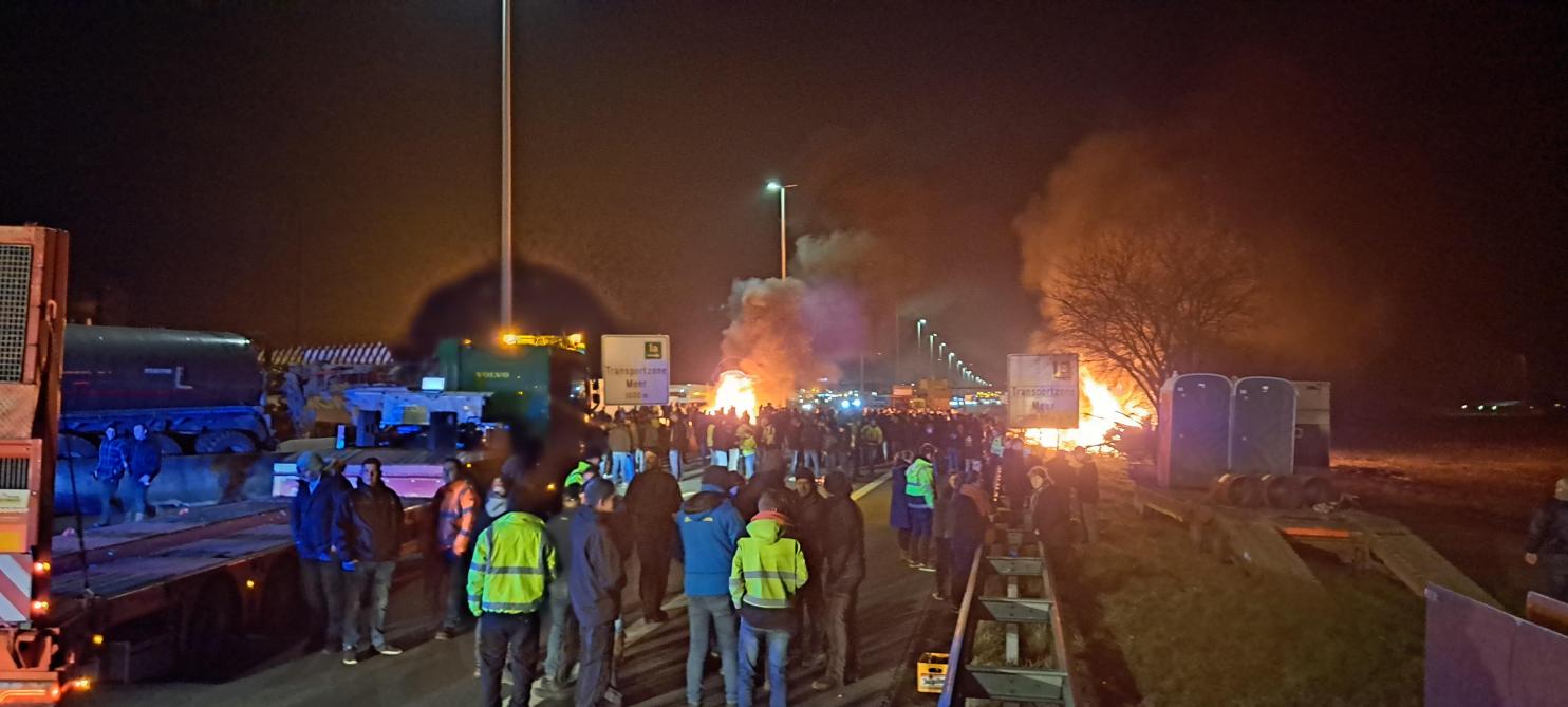 Op 3 verschillende plaatsen worden de grensovergangen van en naar Nederland geblokkeerd door landbouwers.