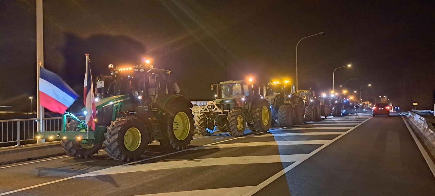 Nederlandse boeren steunen de blokkade van de Nederlandse grensovergangen, onder andere op de E19 in Meer.