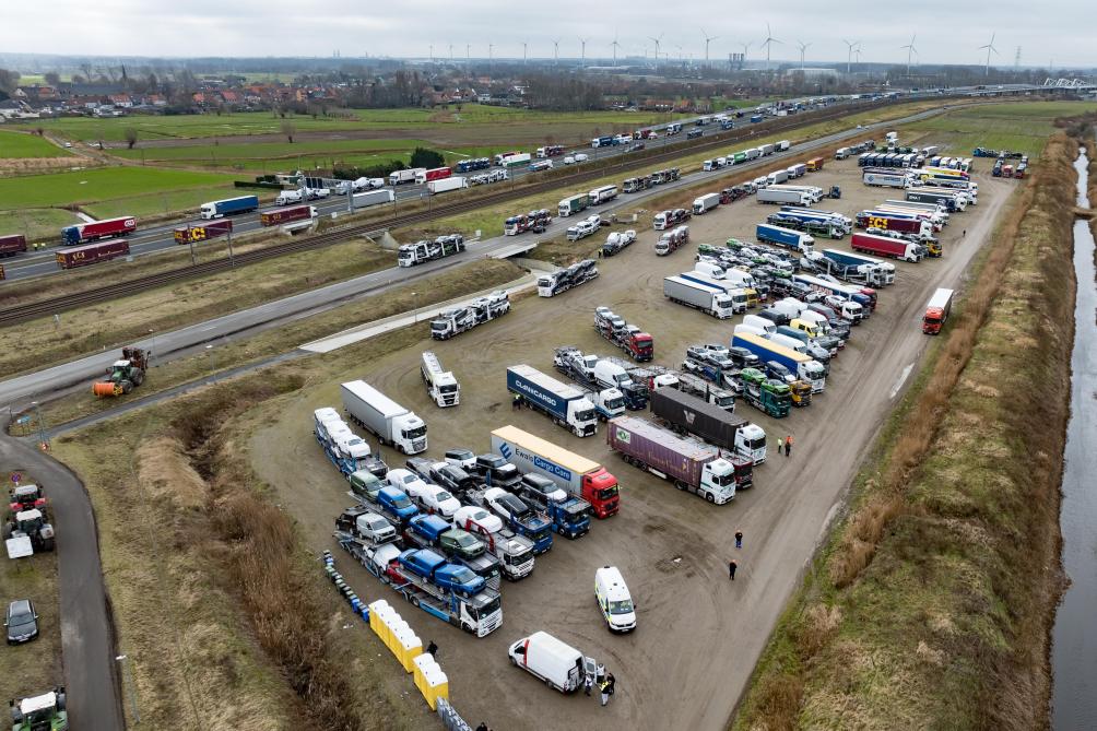 De 2.000 gestrande vrachtwagens moeten uit de omgeving worden geloodst. Dat wordt volgens gouverneur Decaluwé een werk van meerdere dagen.