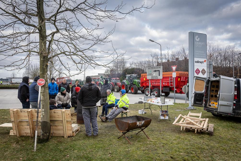 Boeren blokkeren de ingang van het distributiecentrum van Colruyt in Gellingen op woensdag 31 januari.