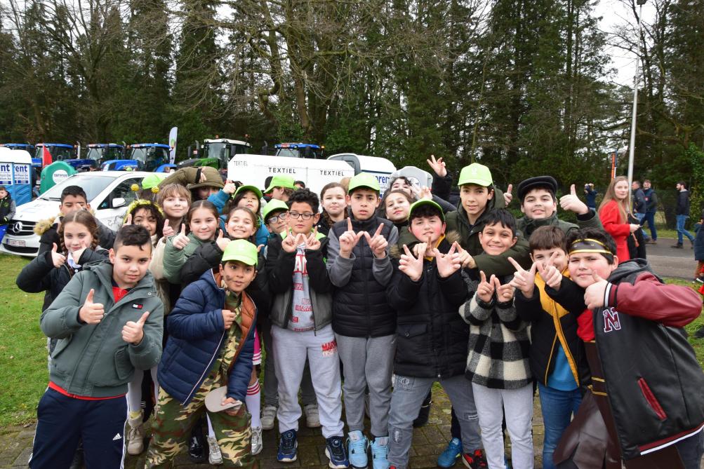 Leerlingen van de lokale St.-Jozefschool juichten de actievoerders toe.