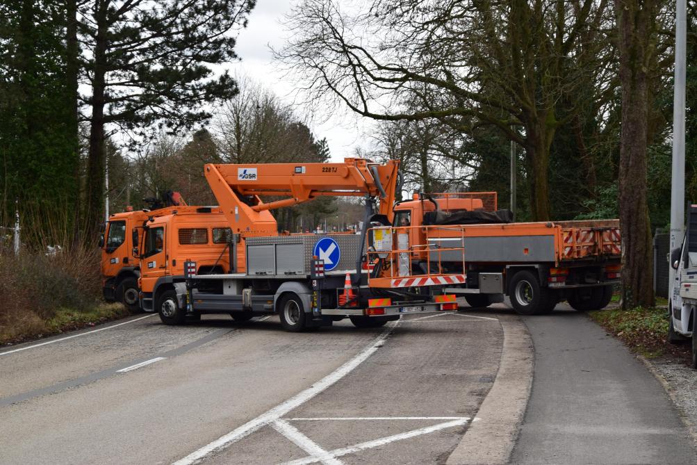 Zware voertuigen van de stad Genk blokkeerden de weg naar de Europese top in het Thor park.