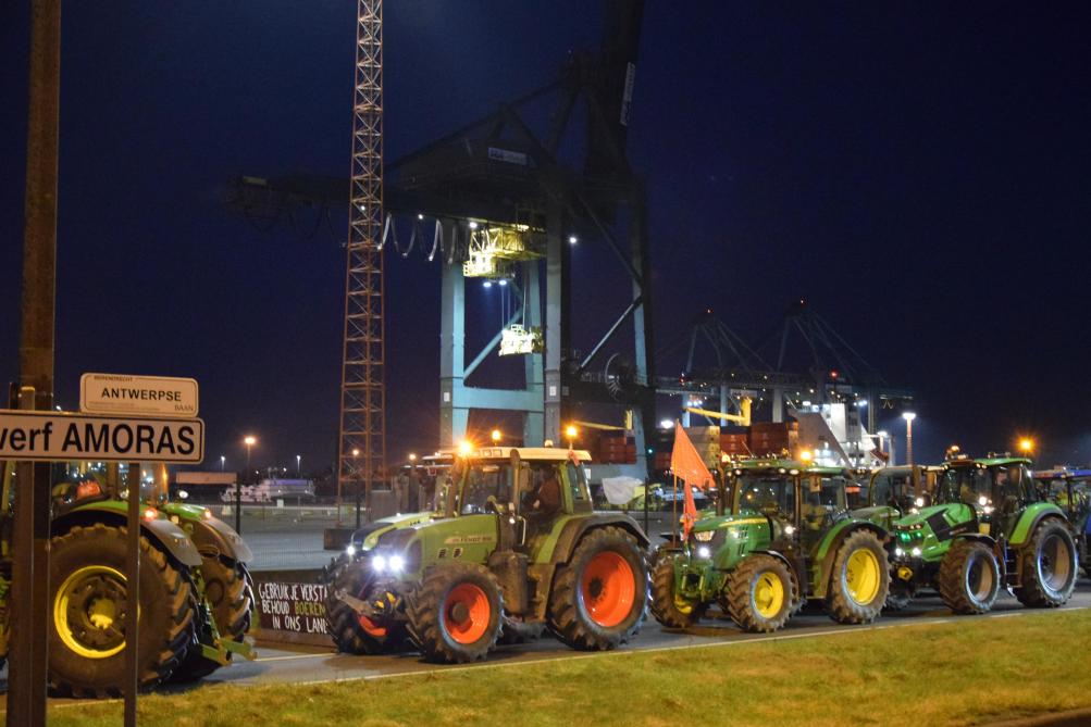 Boeren viseren de haven van Antwerpen op dinsdag 13 februari om ze willen dat industrie en landbouw gelijk behandeld worden bij het krijgen van een vergunning.
