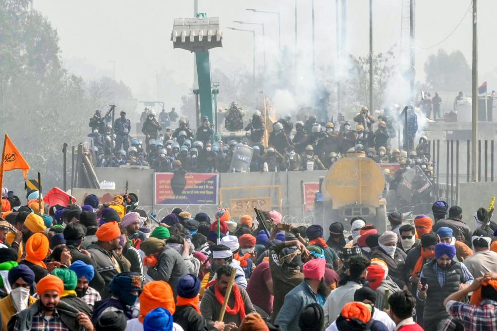 Indiase politie blokkeren de weg voor protesterende boeren die naar de hoofdstad New Delhi trekken, ongeveer 200 km ten noorden van de hoofdstad op 21 februari.