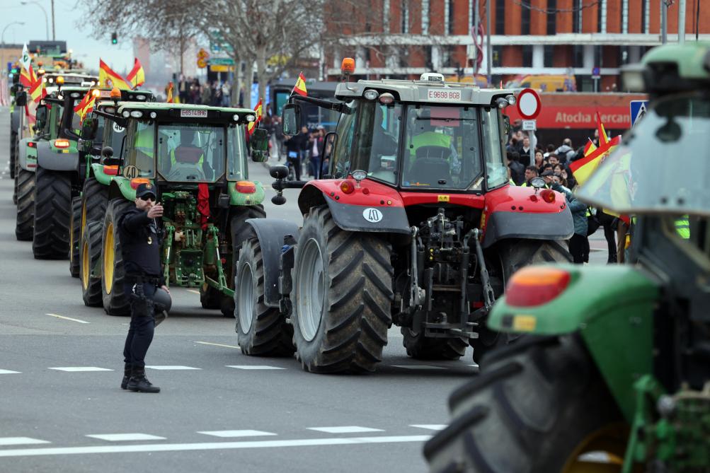 Vijf colonnes tractoren trokken woensdag 21 februari naar het centrum van Madrid om te demonstreren voor het Ministerie van Landbouw.